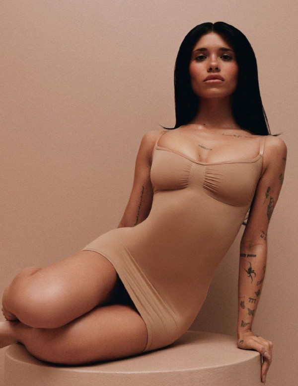Shooting sexy de Nessa Barrett pour Skims