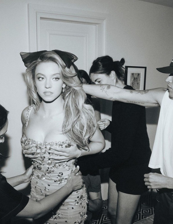 Sydney Sweeney sexy dans les coulisses du Met Gala 2023
