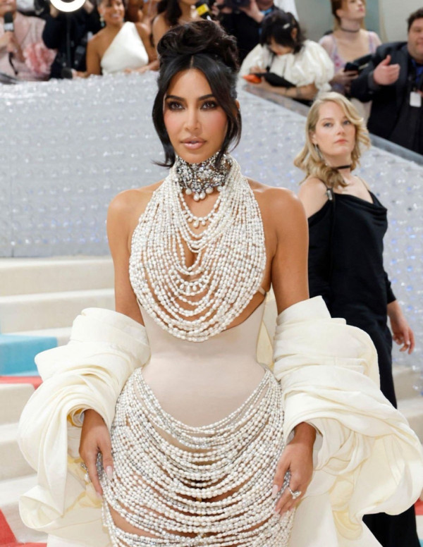 Kim Kardashian au défilé Karl Lagerfeld au Met Gala 2023 à New York