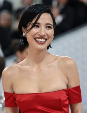 Kelsey Asbille sexy au Met Gala 2023 à New York (défilé Karl Lagerfeld)