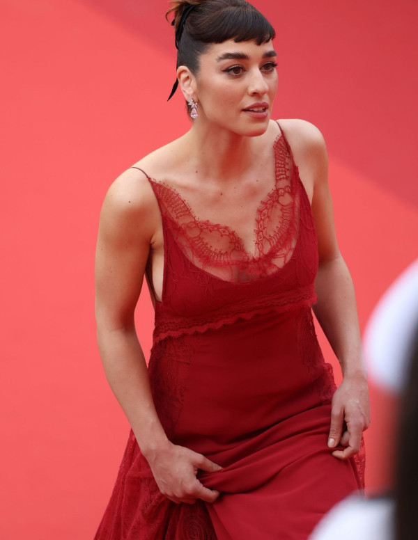 Simona Tabasco foule les marches du 76ème festival de Cannes