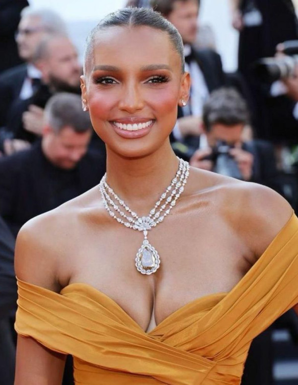 Jasmine Tookes décolleté à la première de Club Zero au Festival de Cannes