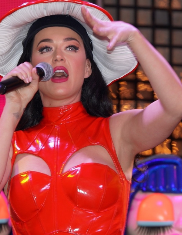 Katy Perry, un look excentrique, rouge latex, en concert à Las Vegas