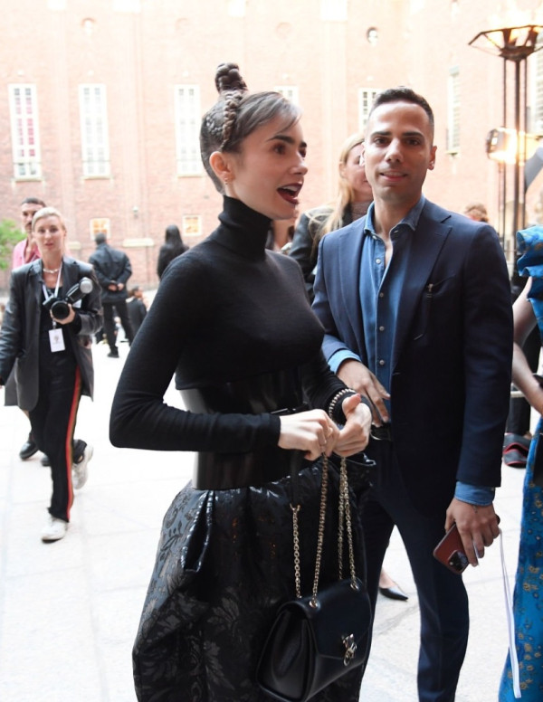 Lily Collins au défilé Max Mara à Stockholm