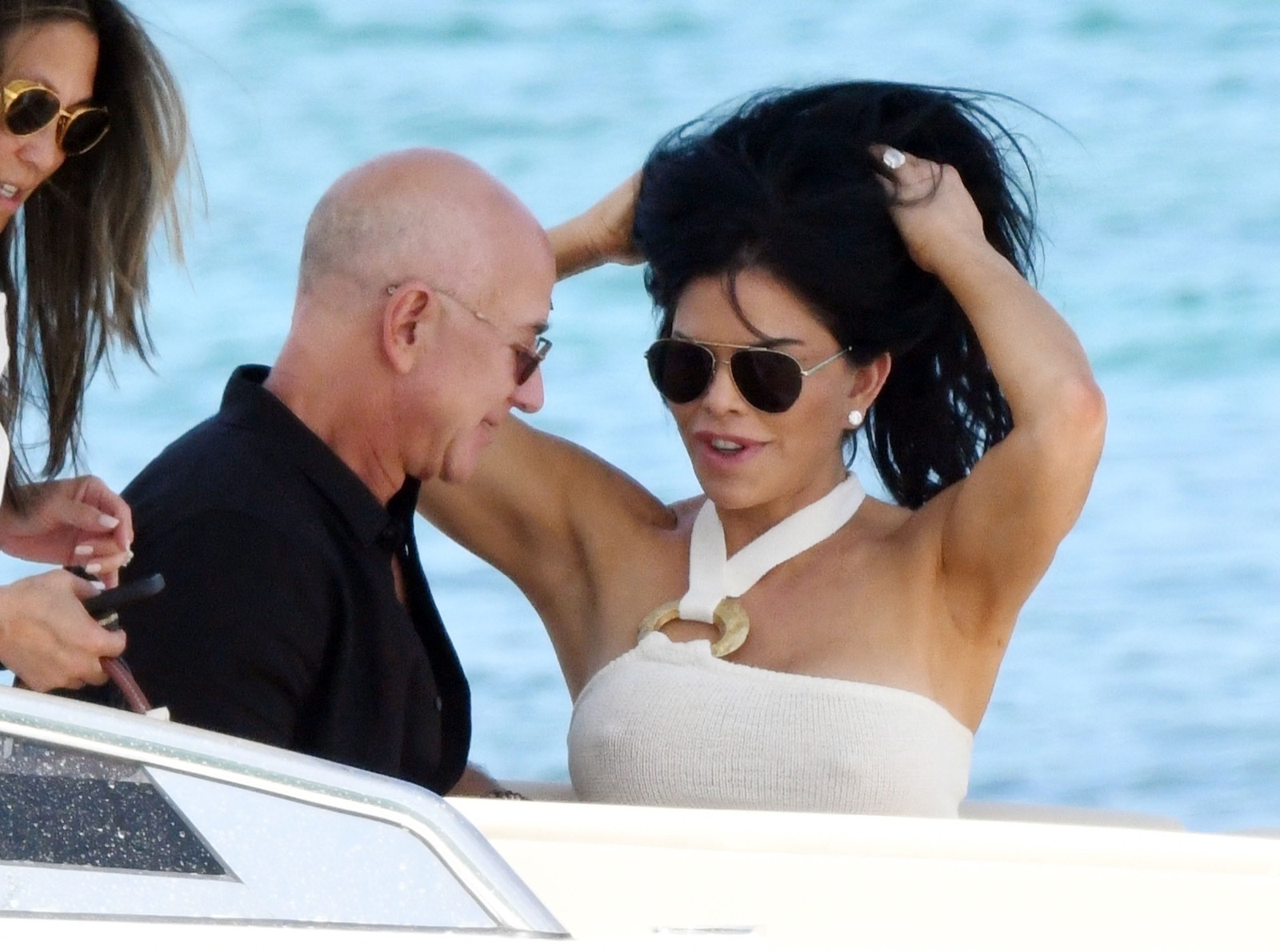 Lauren Sanchez sur un yacht à Cala Petra Ruja en Italie