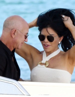 Lauren Sanchez sur un yacht à Cala Petra Ruja en Italie