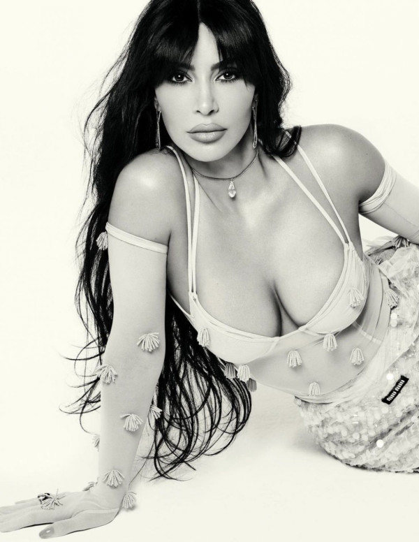 Kim Kardashian sexy décolleté dans Vogue Magazine (Italie)