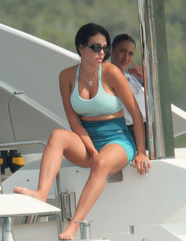 Georgina Rodriguez la femme de Cristiano Ronaldo sur un  yacht en Sardaigne