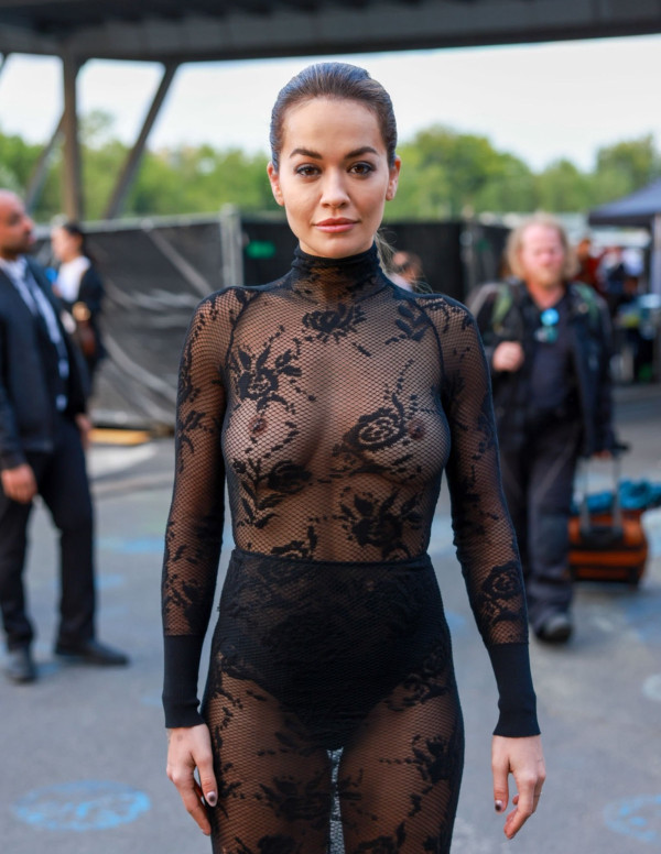 Rita Ora sexy transparence au défilé Azzedine Alaïa à Paris