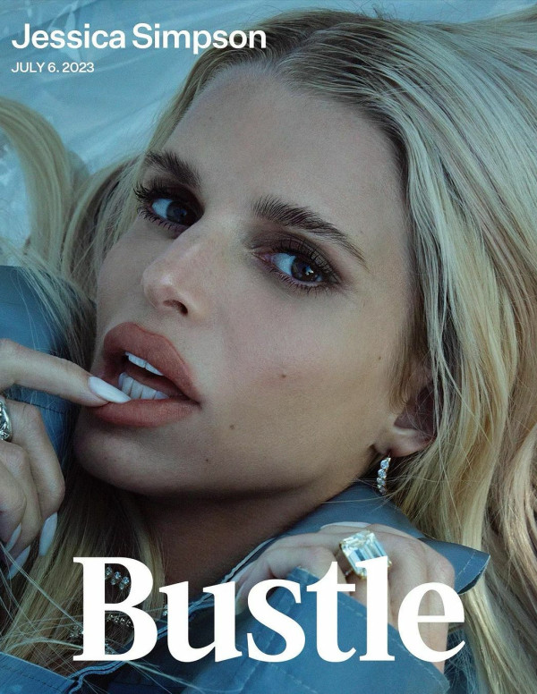 Jessica Simpson sexy dans Bustle Magazine