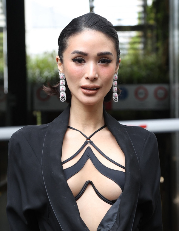 Heart Evangelista à paris pour le défilé Viktor & Rolf