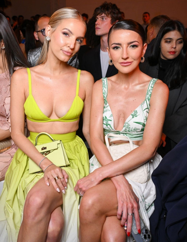 Leonie Hanne sexy à Paris au défilé Elie Saab