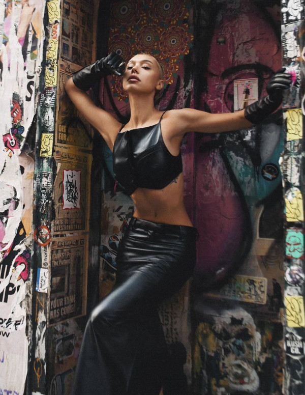 Alexis Ren en shooting
