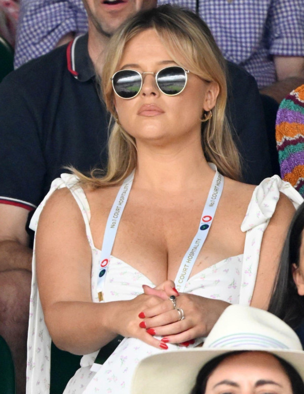 Emily Atack sexy décolleté au championnat de tennis de Wimbledon