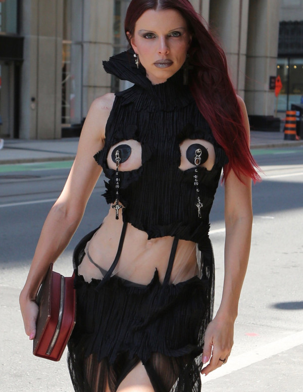 Julia Fox en tenue incroyable dans les rues de Toronto