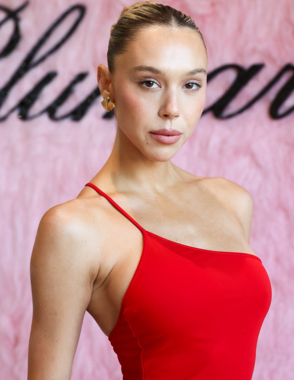 Alexis Ren sexy en Soiree à West Hollywood