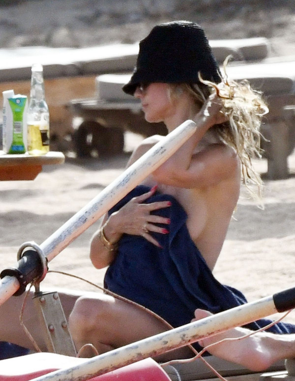 Heidi Klum en vacances à Cala di Volpe en Sardaigne