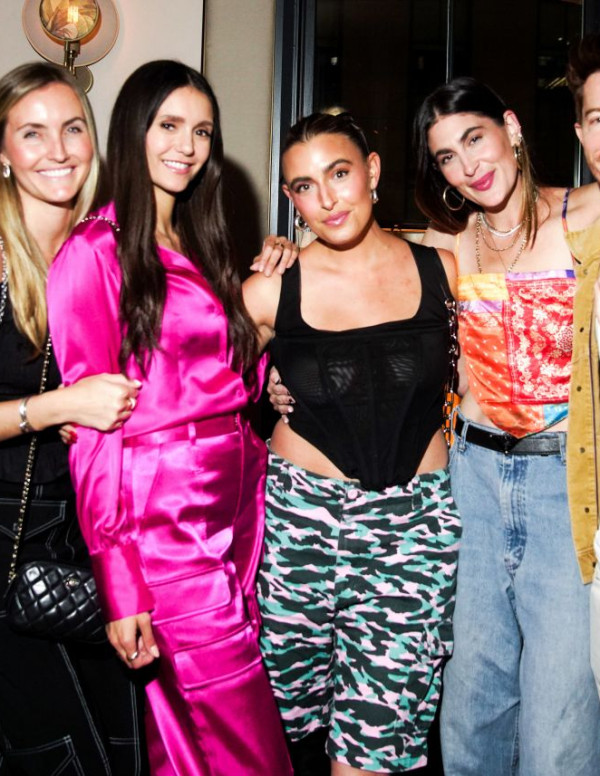 Nina Dobrev et ses copines en soirées à New York 