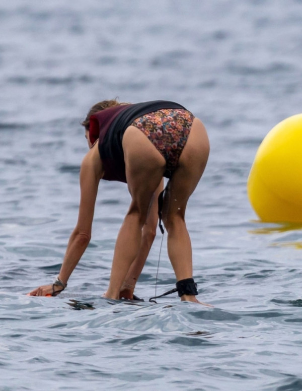 Alessandra Ambrosio fait de la planche à Ibiza
