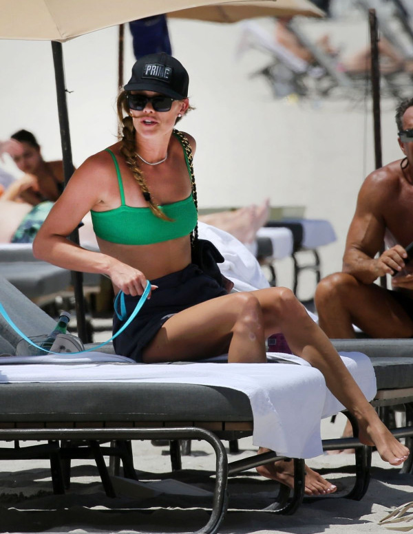 Nina Agdal en vacances avec son chien à Miami