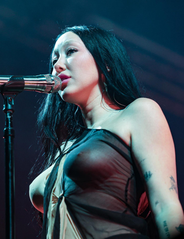 Noah Cyrus sexy haut transparent en concert au Splendour in the Grass Music Festival en Australie