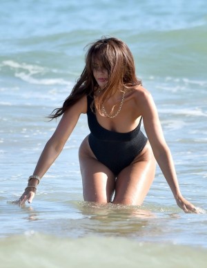 Jennifer Metcalfe en bikini noir sur la plage de Marbella