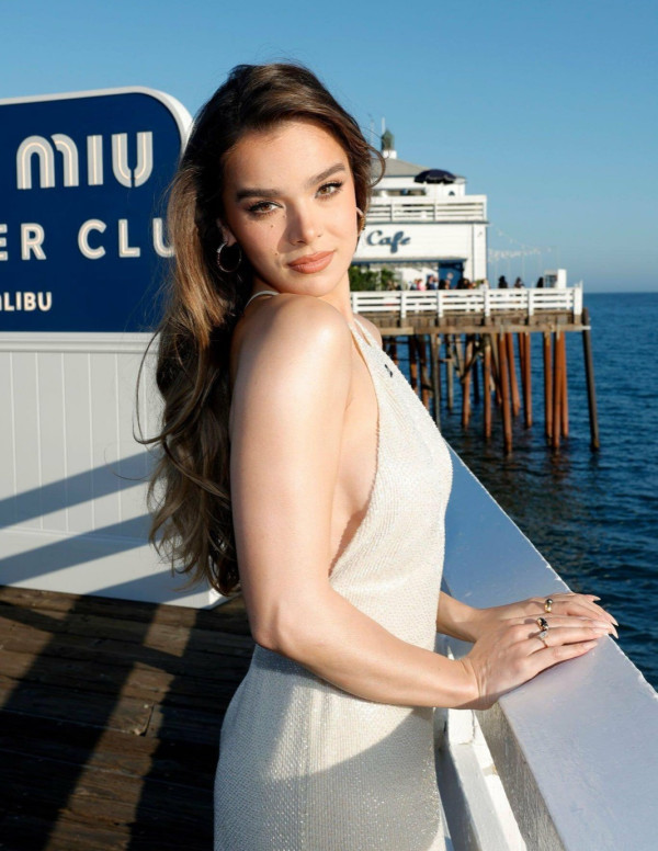Hailee Steinfeld jolie au Miu Miu Summer Club Malibu à Malibu