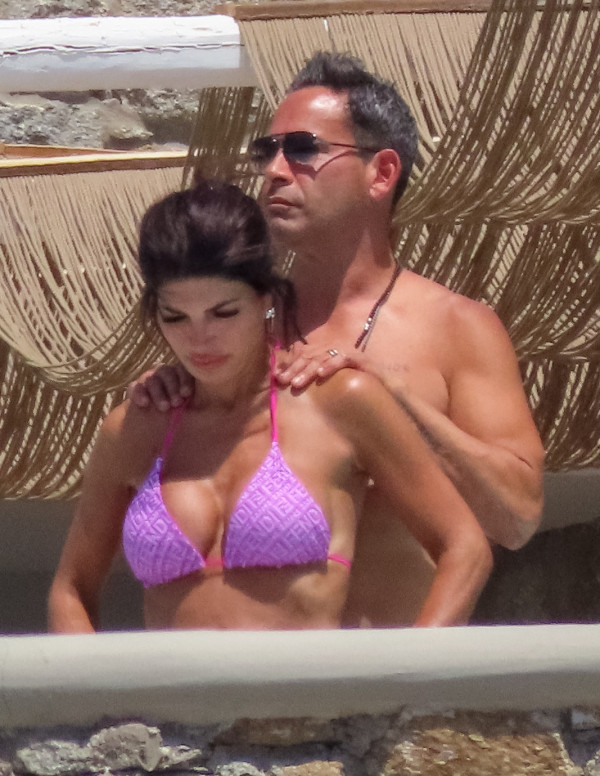 Teresa Giudice en bikini rose en vacances à Mykonos