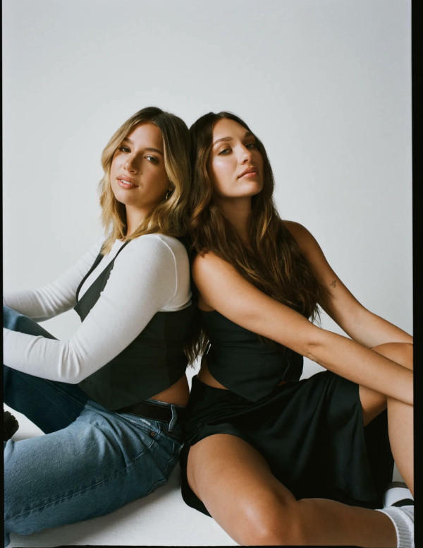Maddie et Mackenzie Ziegler en shooting pour la marque American Eagle