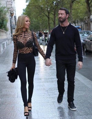 Lisa Hochstein en balade à Paris
