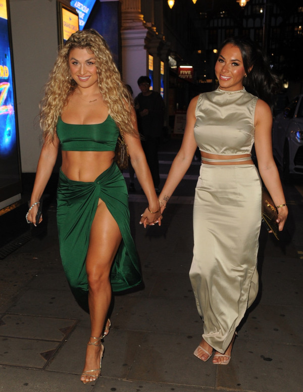 Antogoni Buxton et Paige Thorne magnifiques en robe, en soirée à Londres