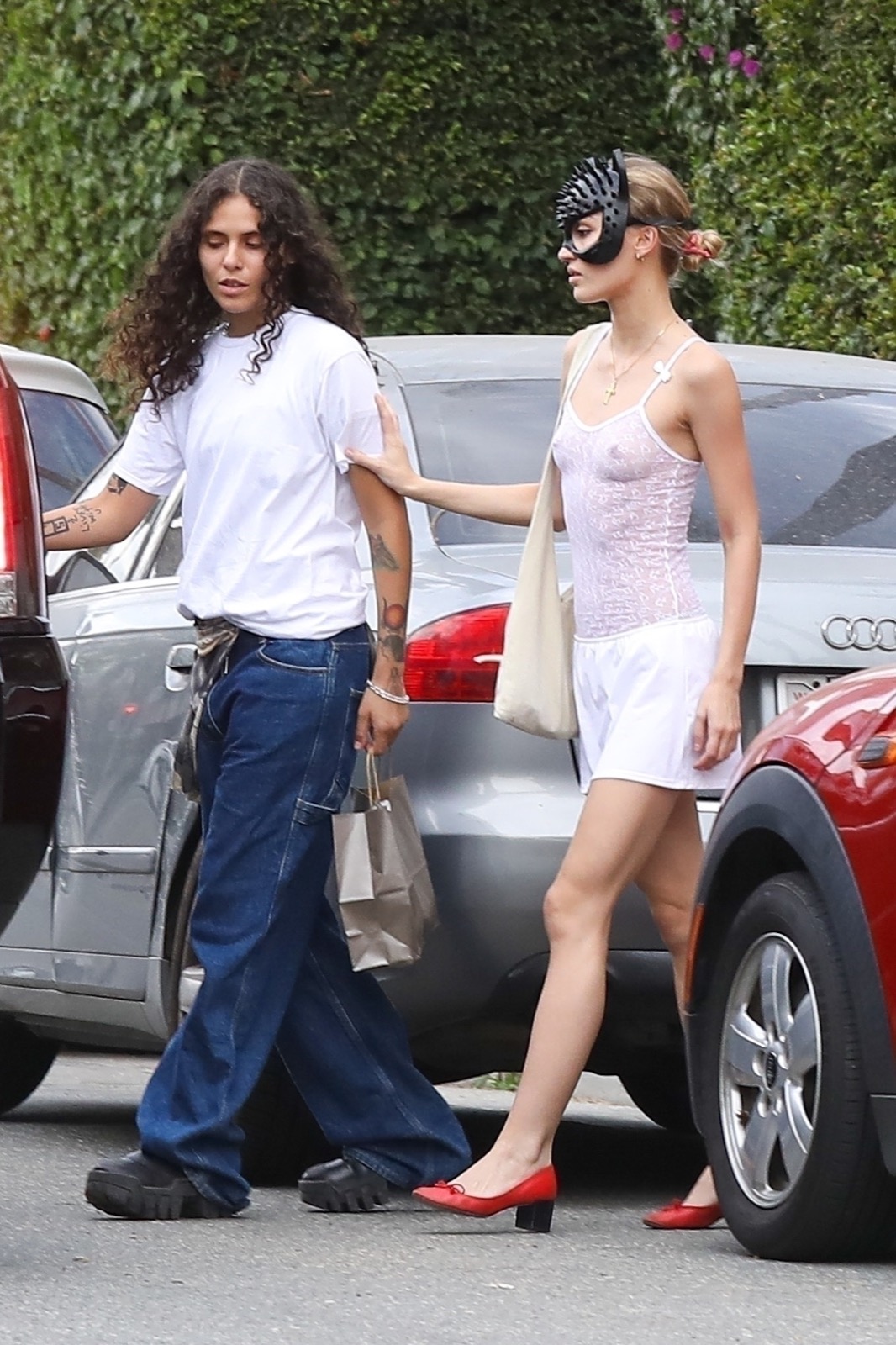 Lily-Rose Depp sans soutif avec sa copine à West Hollywood