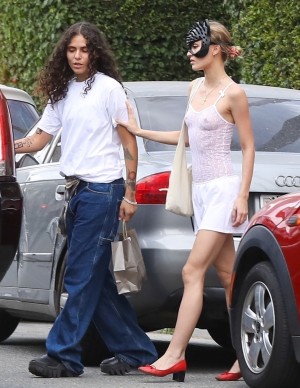 Lily-Rose Depp sans soutif avec sa copine à West Hollywood