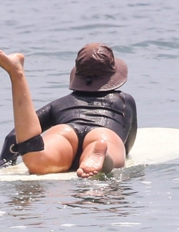 Leighton Meester sexy fait du surf à Malibu