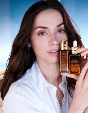 Ana de Armas jolie en shooting pour la marque de parfum Estee Lauder