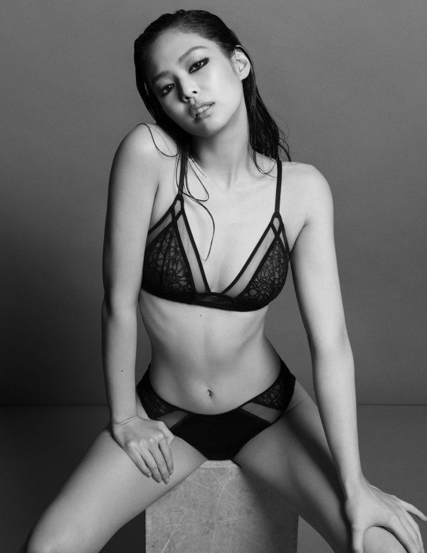Jennie Kim sexy en shooting pour la marque Calvin Klein