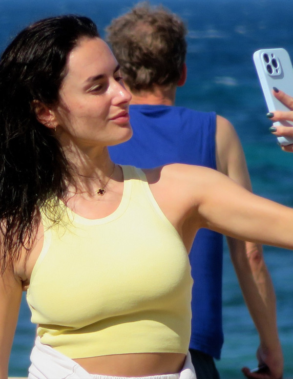 Amber Davies magnifique se prend en selfie à son arrivée à Majorque