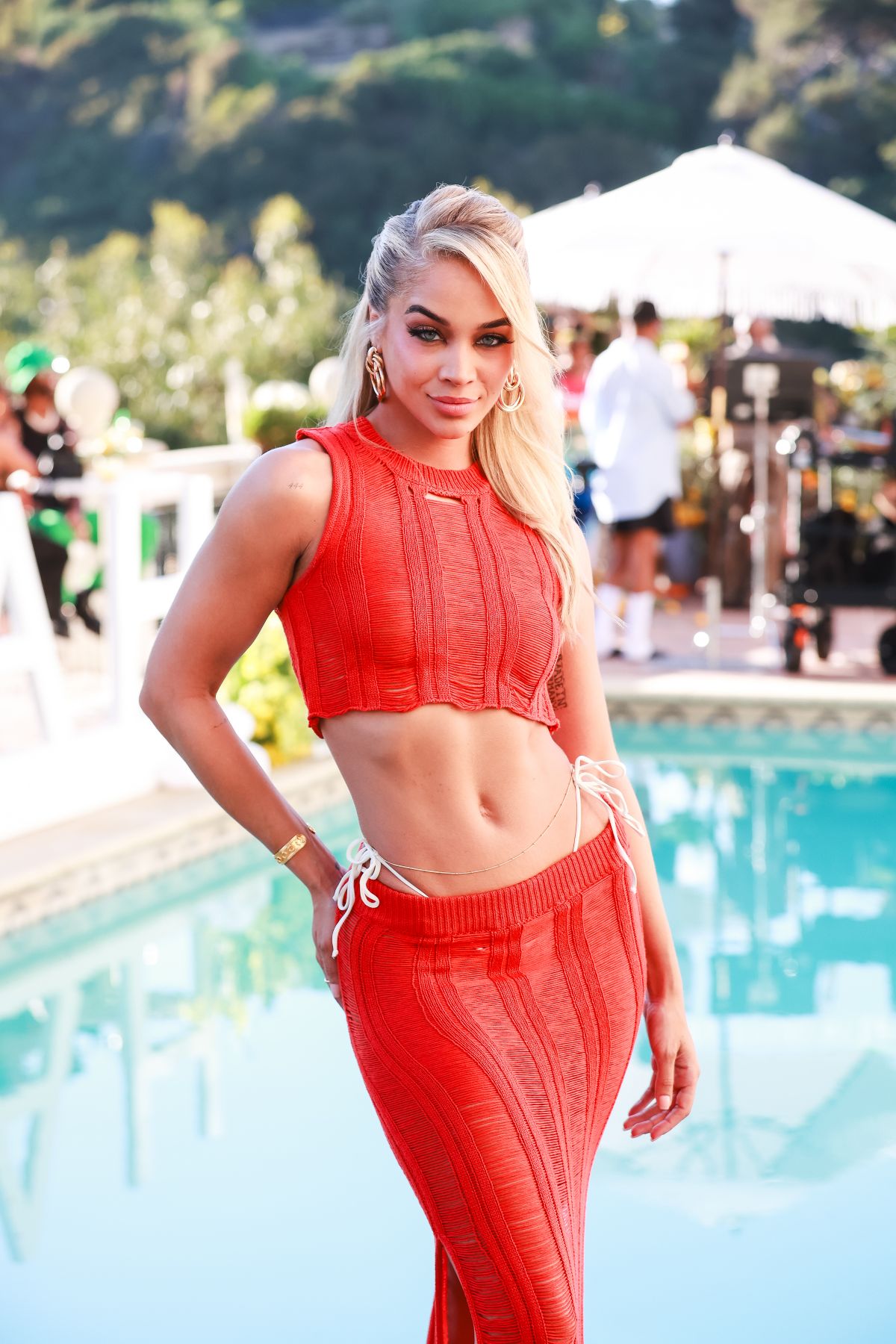 Jasmine Sanders en robe rouge à la soirée Revolve à Los Angeles