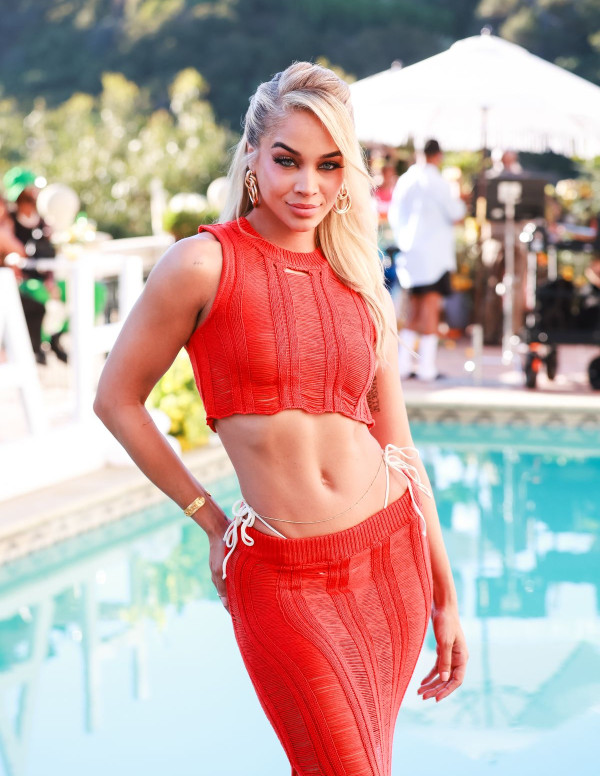 Jasmine Sanders en robe rouge à la soirée Revolve à Los Angeles