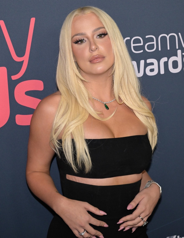 Tana Mongeau sexy aux Streamy Awards 2023