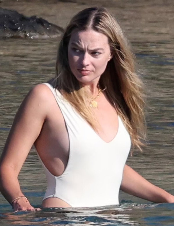 Margot Robbie en bikini blanc en Grèce
