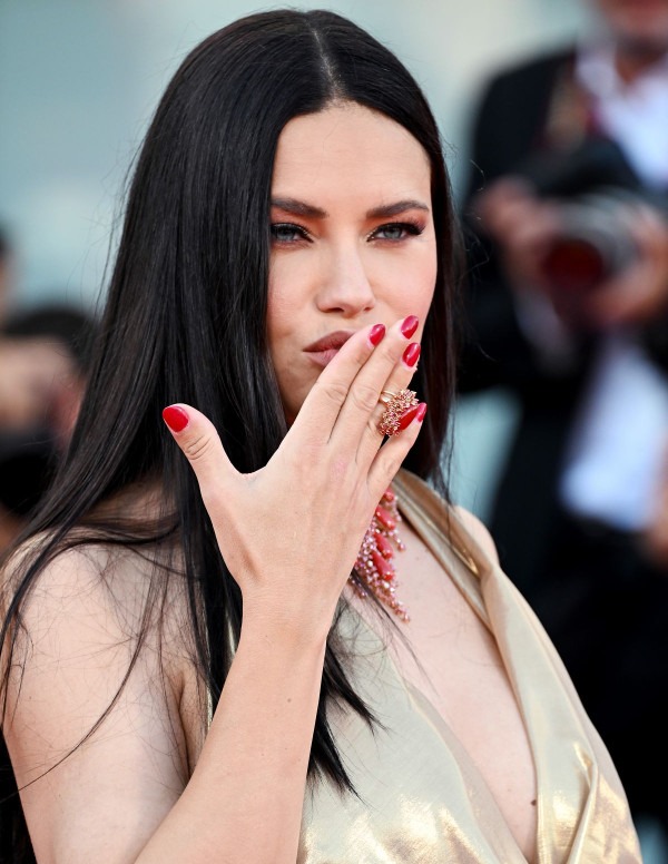 Adriana Lima jolie en robe dorée à la Mostra de Venise
