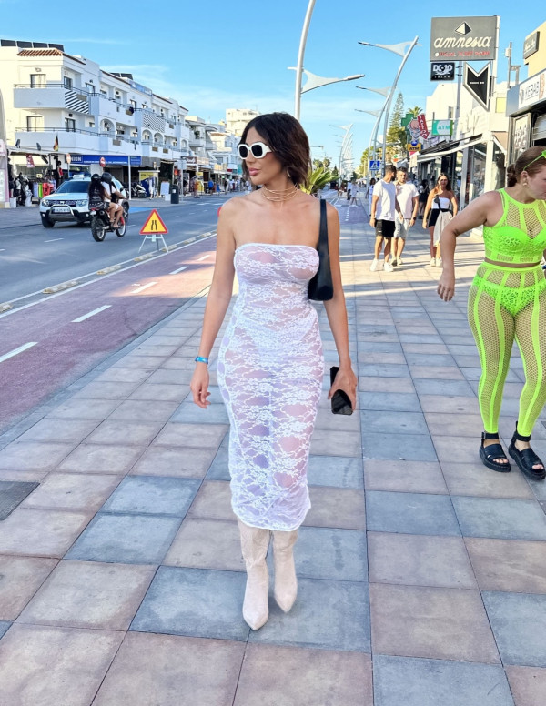Chloe Ferry sexy en tenue transparente à Ibiza