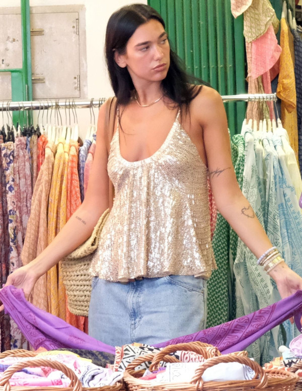 Dua Lipa en shopping à Ibiza