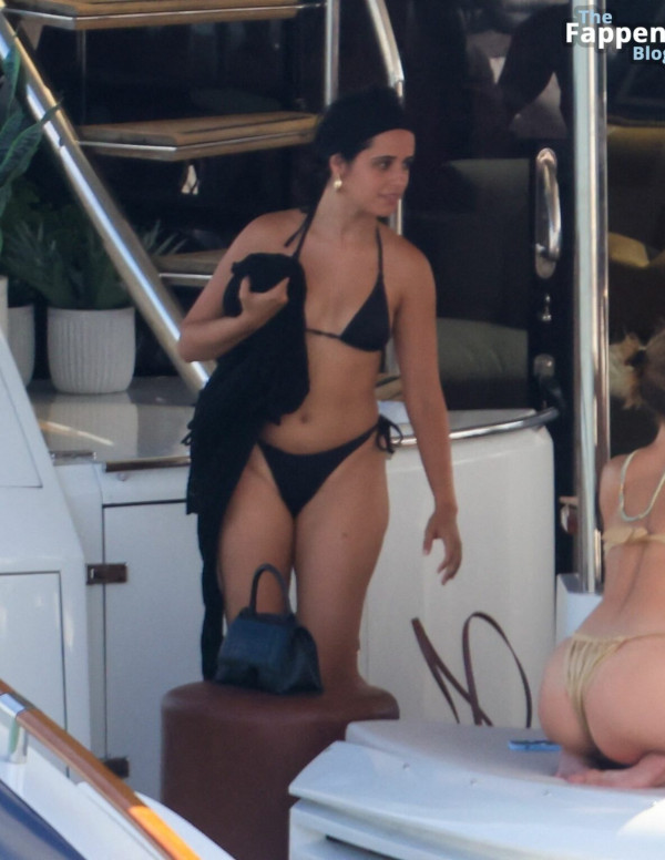 Camila Cabello magnifique avec ses copines sur un yacht à Miami