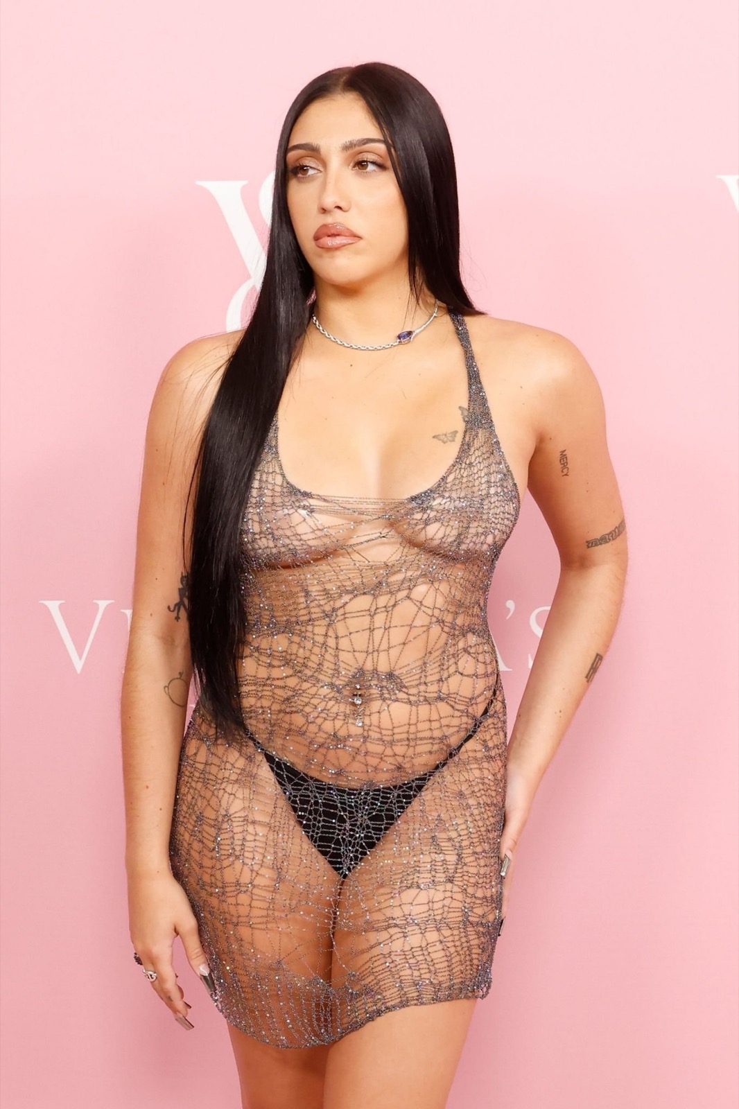 Lourdes Leon woooh sexy à la soirée Victoria's Secret à New York