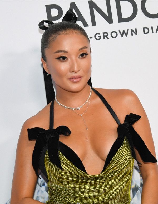 Ashley Park jolie robe décolleté à la soirée Pandora à New York
