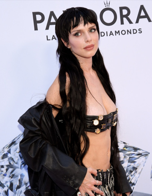 Julia Fox sexy à la soirée Pandora à New York