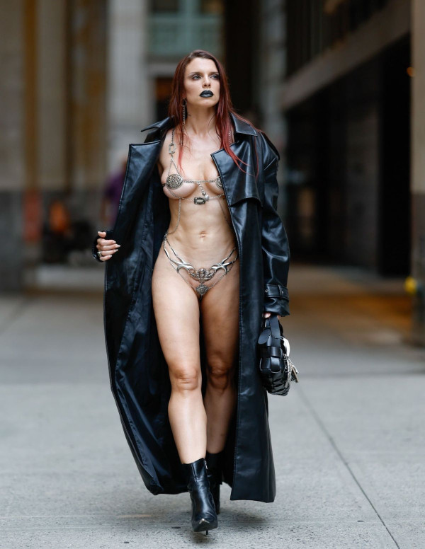 Julia Fox tenue très déshabillée dans les rues de New York