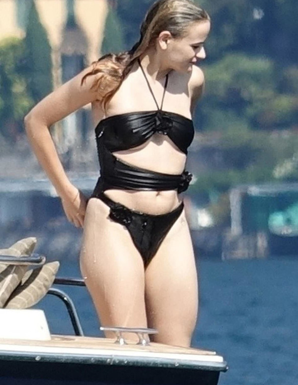 Joey King sexy en bikini en vacances sur un Yacht en Italie